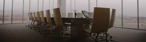 Imagen de unas sillas y una mesa en una oficina